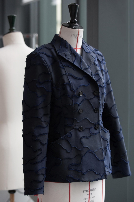 Камуфляж haute couture: Dior выпустил обновленную версию легендарного жакета-бар - «Красота»