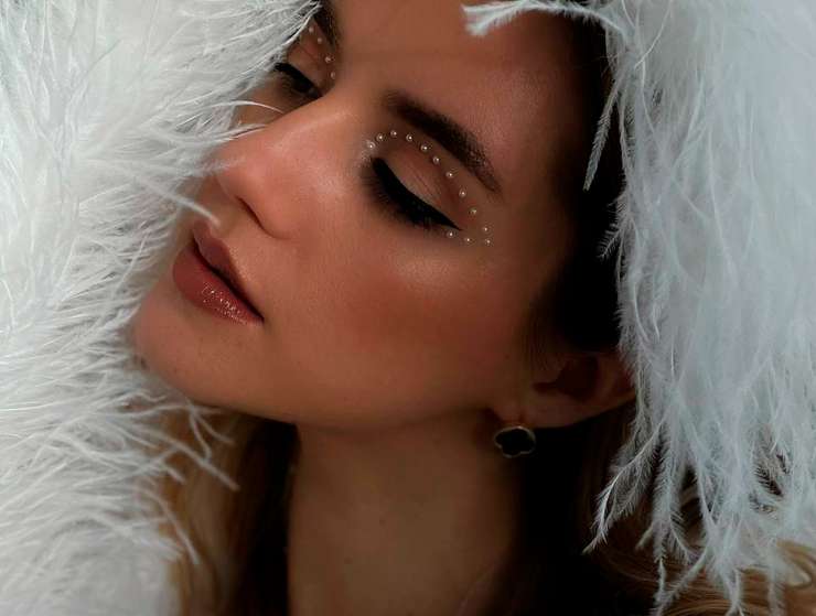 Если снежинка не растает: 5 классных идей использования стразов в макияже - «Красота»