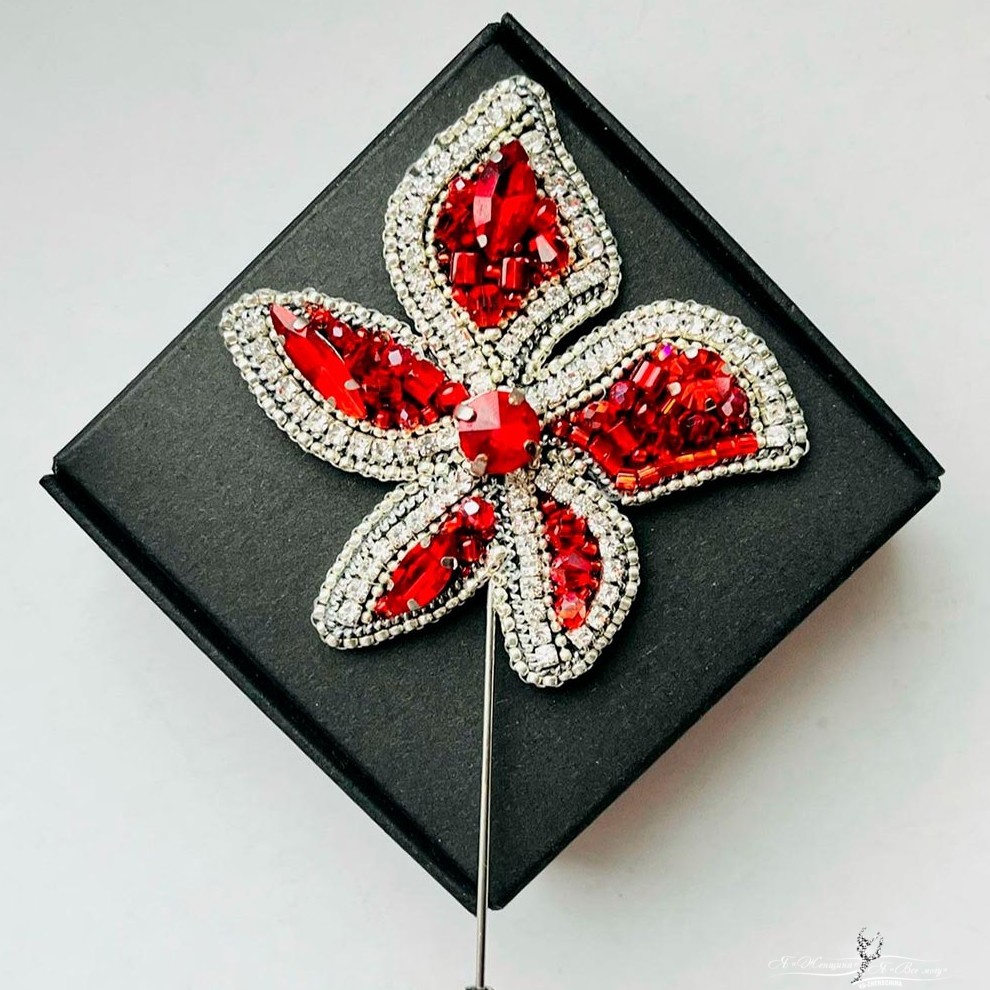 Брошь в подарок маме